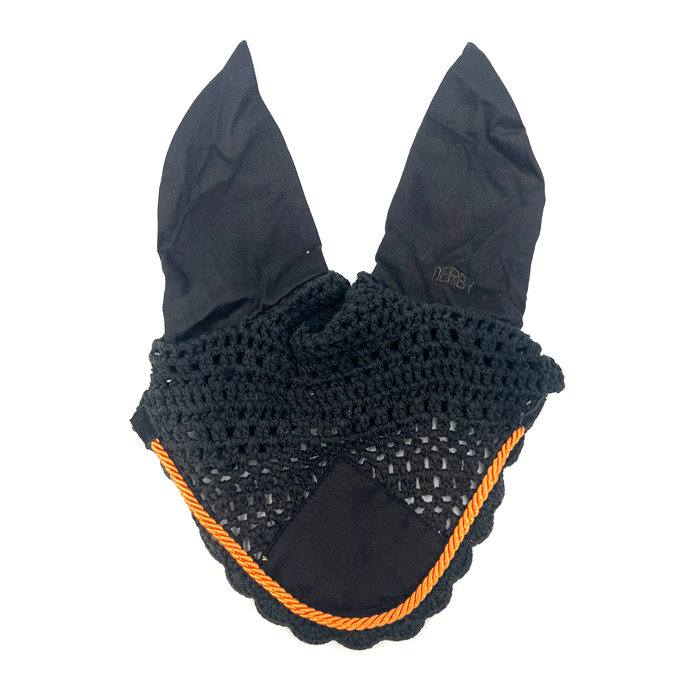 Cuffietta realizzata in morbido cotone crochet con orecchie in lycra per garantire al tuo cavallo il massimo benessere proteggendolo dagli insetti, dal vento e dai rumori. Decorata con cordino da coordinare con i sottosella RWP. 