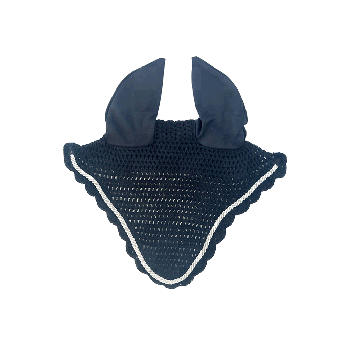 Cuffietta realizzata in morbido cotone crochet con orecchie in lycra per garantire al tuo cavallo il massimo benessere proteggendolo dagli insetti, dal vento e dai rumori. Decorata con cordino da coordinare con i sottosella RWP. 