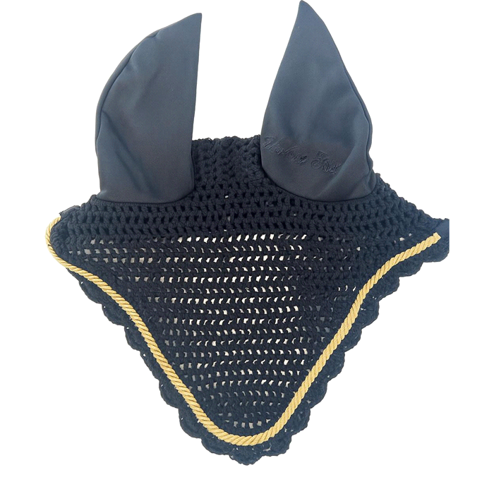 Cuffietta realizzata in morbido cotone crochet con orecchie in lycra per garantire al tuo cavallo il massimo benessere proteggendolo dagli insetti, dal vento e dai rumori. Decorata con cordino da coordinare con i sottosella RWP. 