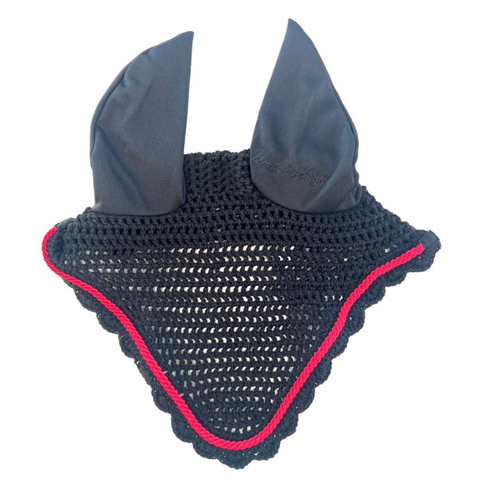 Cuffietta realizzata in morbido cotone crochet con orecchie in lycra per garantire al tuo cavallo il massimo benessere proteggendolo dagli insetti, dal vento e dai rumori. Decorata con cordino da coordinare con i sottosella RWP. 
